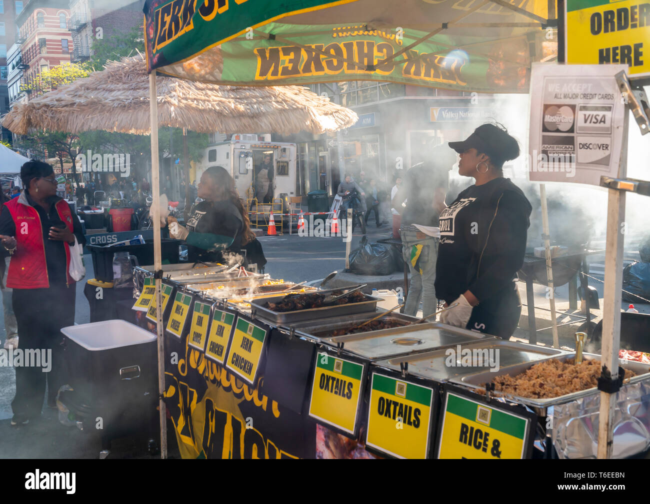Beliebte Jamaican jerk chicken an einer Straße Messe im New Yorker Stadtteil Chelsea an einem warmen Samstag, 27. April 2019. (Â© Richard B. Levine) Stockfoto