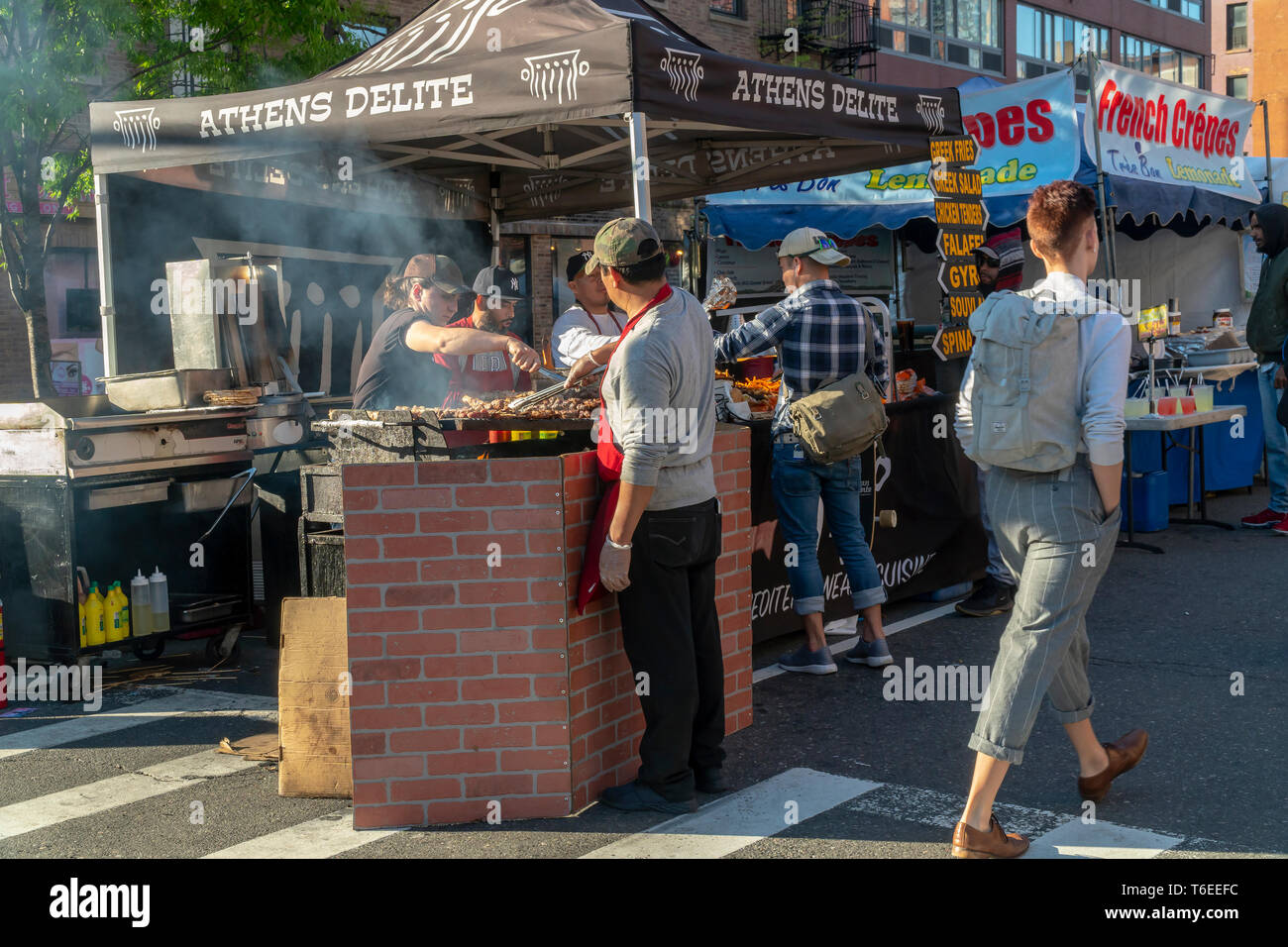 Mediterrane Küche auf einer Straße Messe im New Yorker Stadtteil Chelsea an einem warmen Samstag, 27. April 2019. (Â© Richard B. Levine) Stockfoto