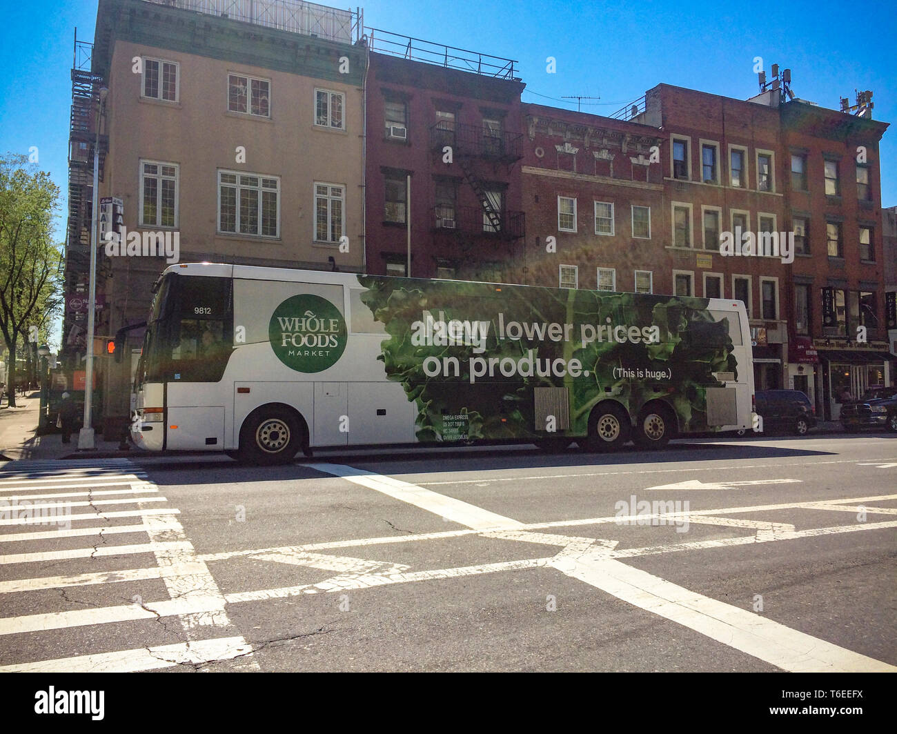 Ein Bus in einer Werbung für Amazonâ € ™ s Whole Foods Market Förderung ihrer niedrigeren Preisen im New Yorker Stadtteil Chelsea am Dienstag, 23. April 2019 gebunden. (Â© Frances M. Roberts) Stockfoto