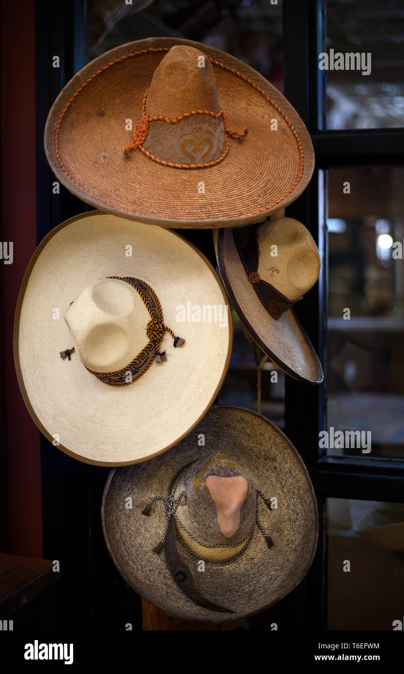 Vintage mexikanische Sombreros für Verkauf bei einem Shop in Santa Fe, New Mexico USA Stockfoto