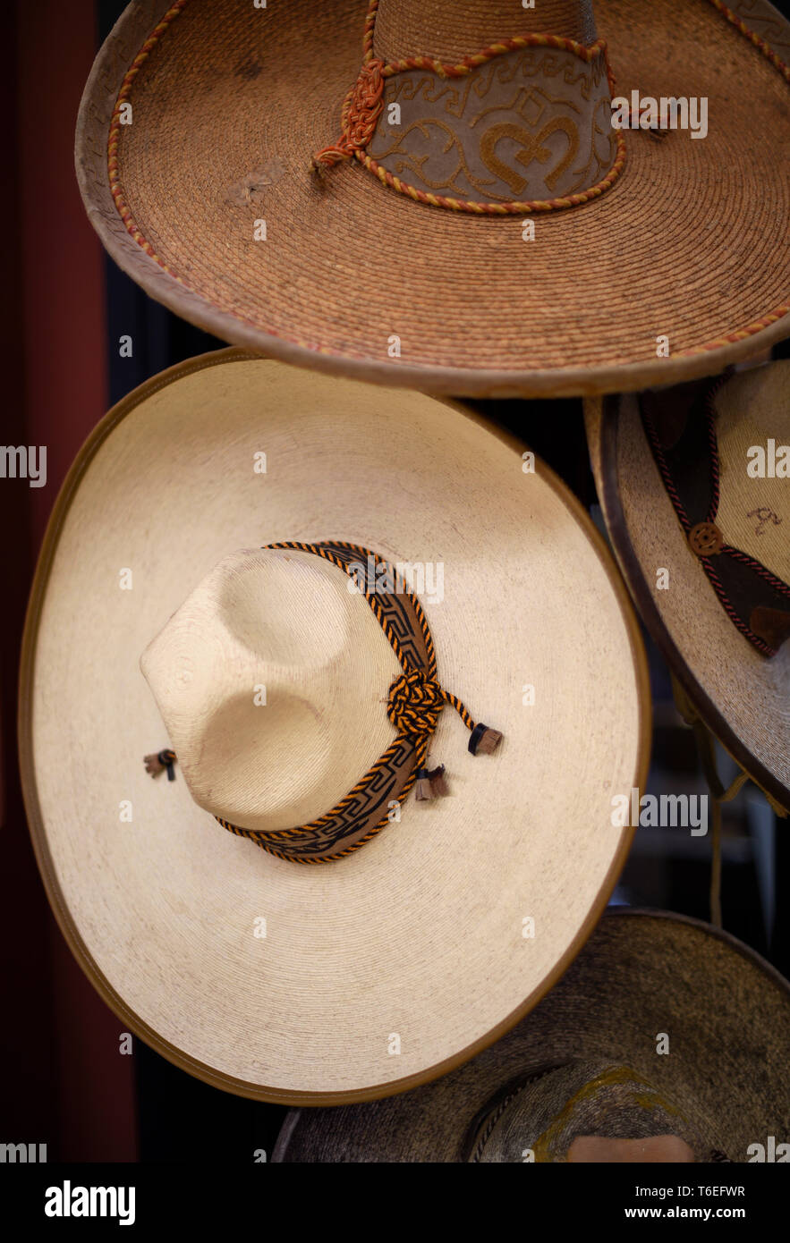 Vintage mexikanische Sombreros für Verkauf bei einem Shop in Santa Fe, New Mexico USA Stockfoto