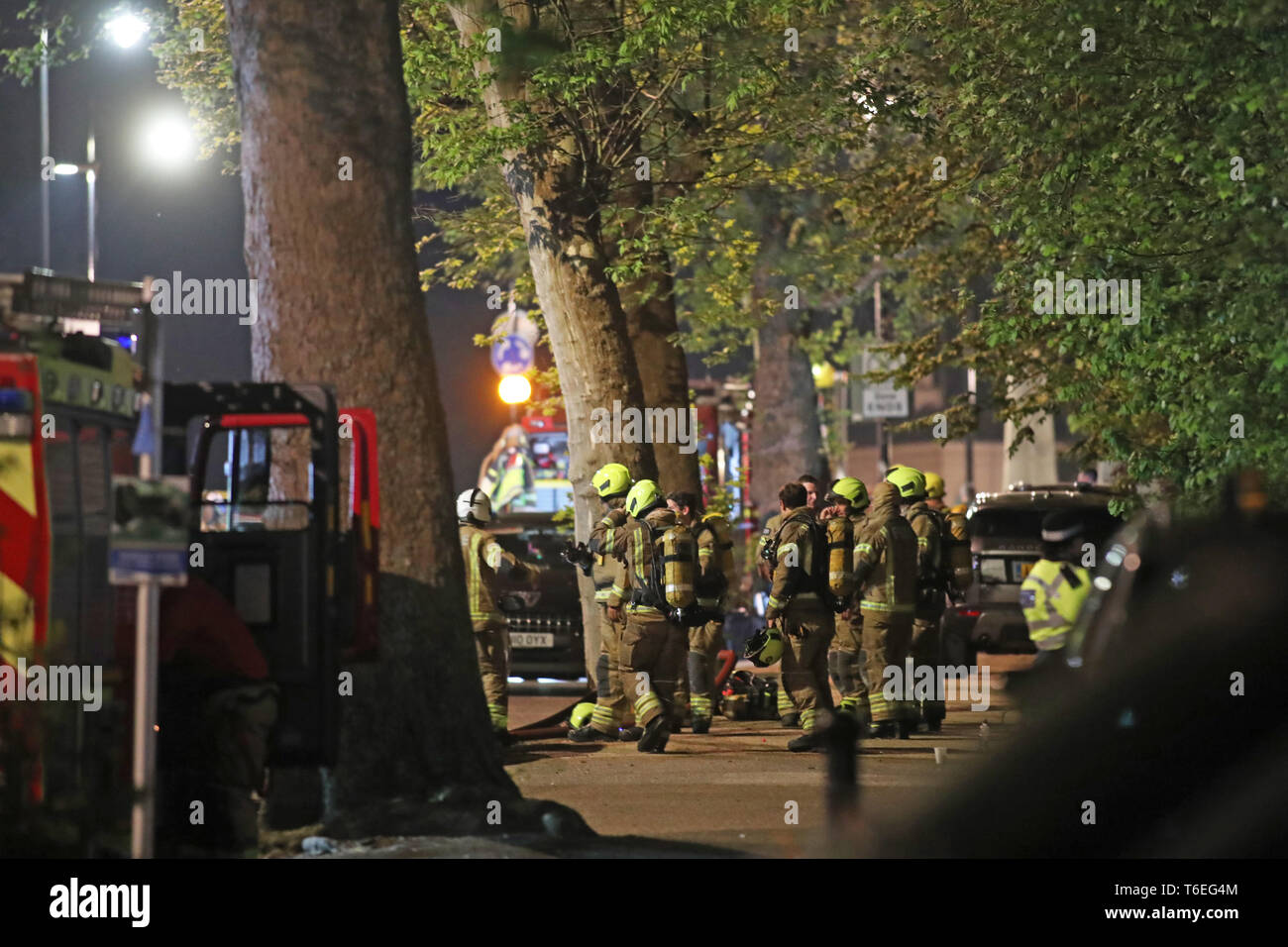 Feuerwehrmänner an die Szene einer großen Flamme an ein Spa, ein Hotel in West London verbunden. Rund 100 Feuerwehrleute sind anwesend, als sie das Feuer in das Gebäude zu bringen versuchen, in Richmond Hill. Stockfoto