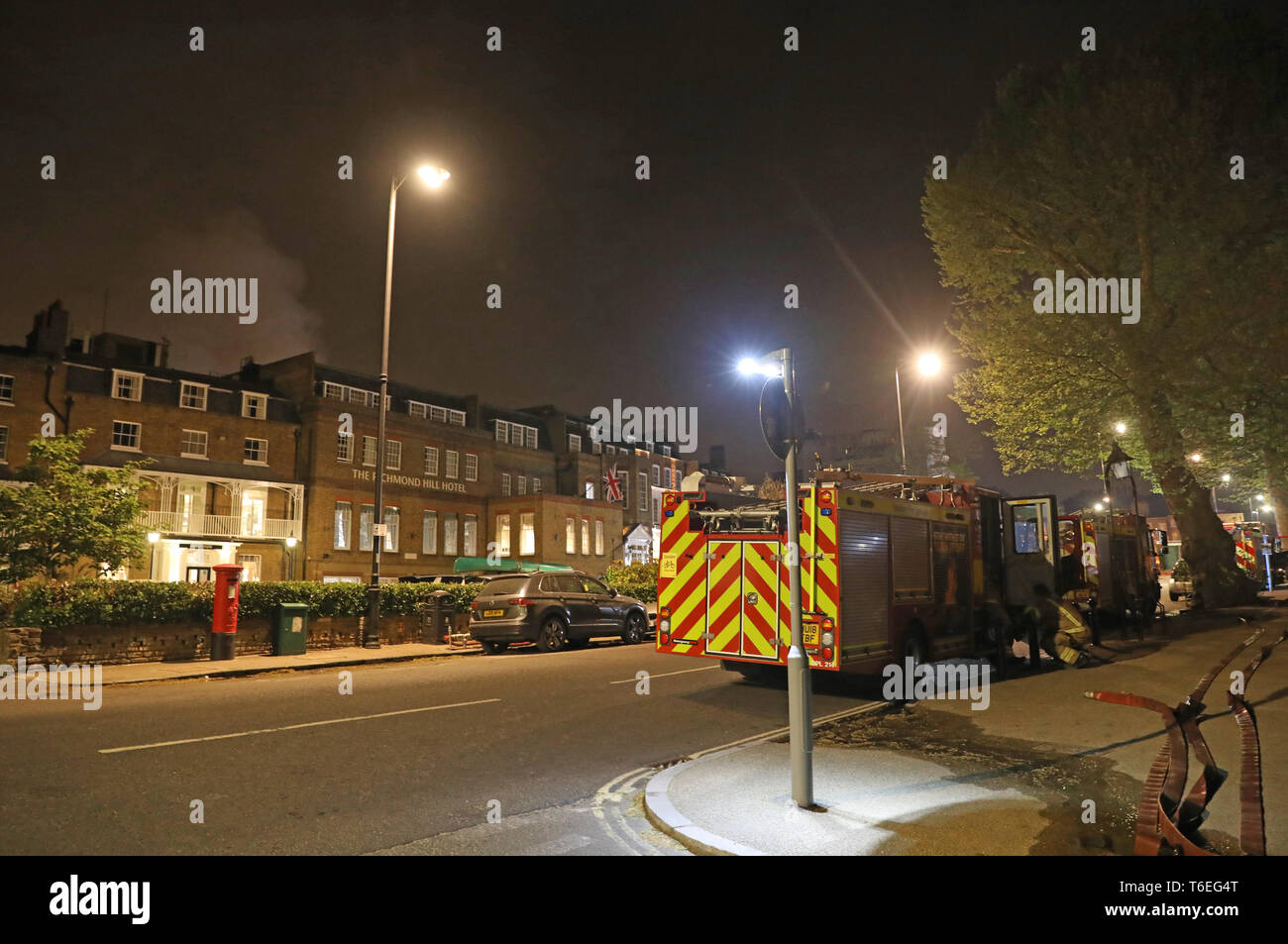 Feuerwehrmänner an die Szene einer großen Flamme an ein Spa, ein Hotel in West London verbunden. Rund 100 Feuerwehrleute sind anwesend, als sie das Feuer in das Gebäude zu bringen versuchen, in Richmond Hill. Stockfoto