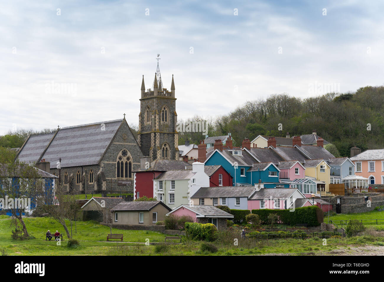 Einen Überblick über die Kirche der Heiligen Dreifaltigkeit in der Nähe der bunten Häuser in Aberaeron in West Wales. Stockfoto