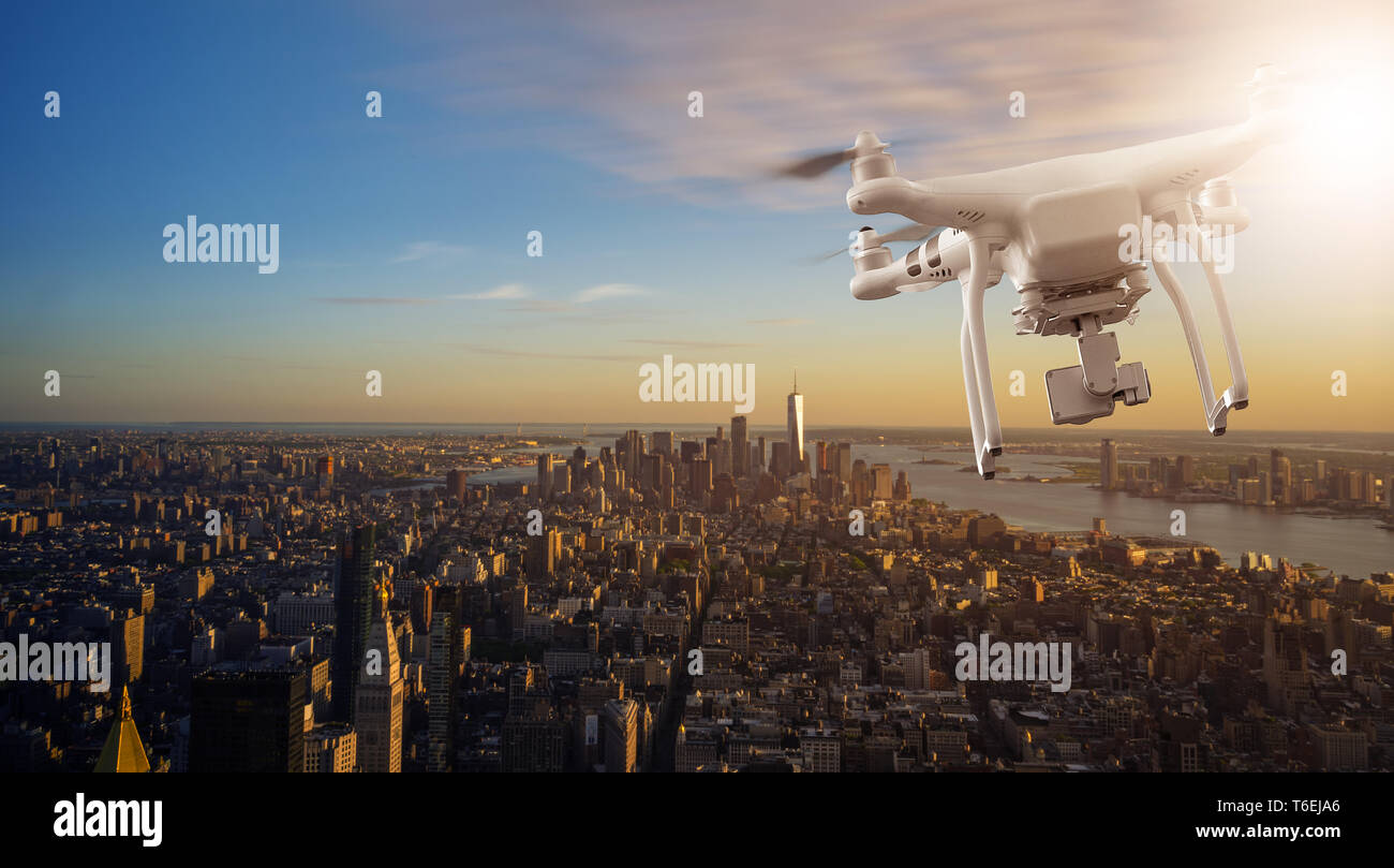 Drohne fliegen über Manhattan Stockfoto