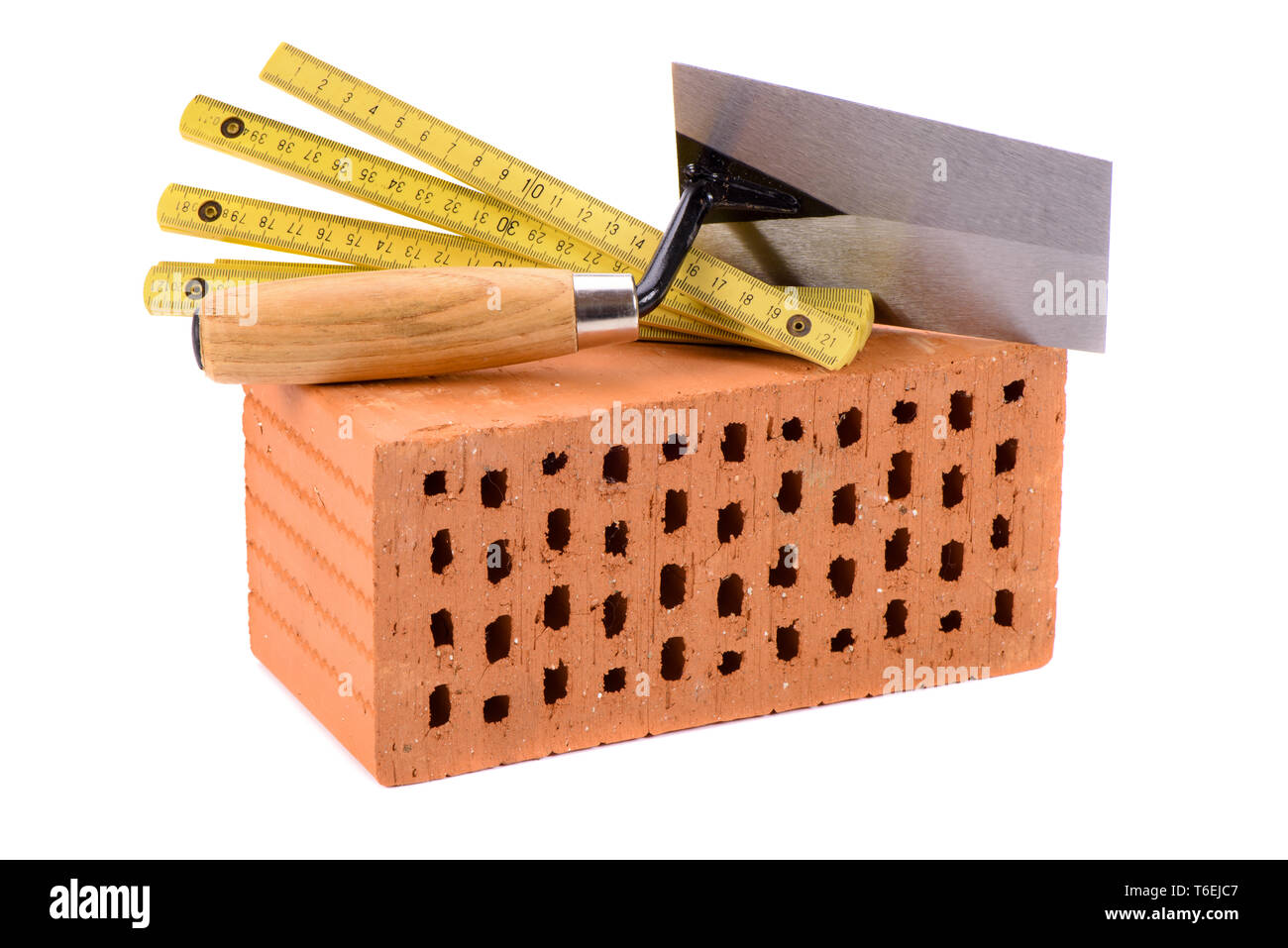 Ziegel für Hausbau und Tools auf weißem Hintergrund Stockfoto