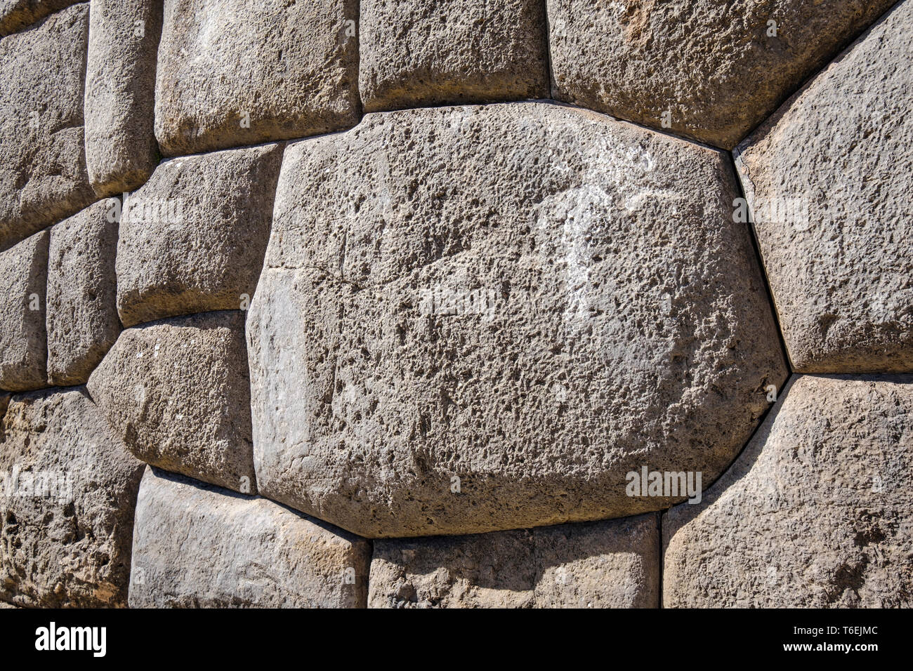 Detail der erstaunliche Arbeit durch die Inca Empire Arbeitnehmer auf den Bau der trockenen Steinwänden (kein Mörtel verwendet) auf Saqsaywaman archäologische Stätte in der Nähe von Cus Stockfoto