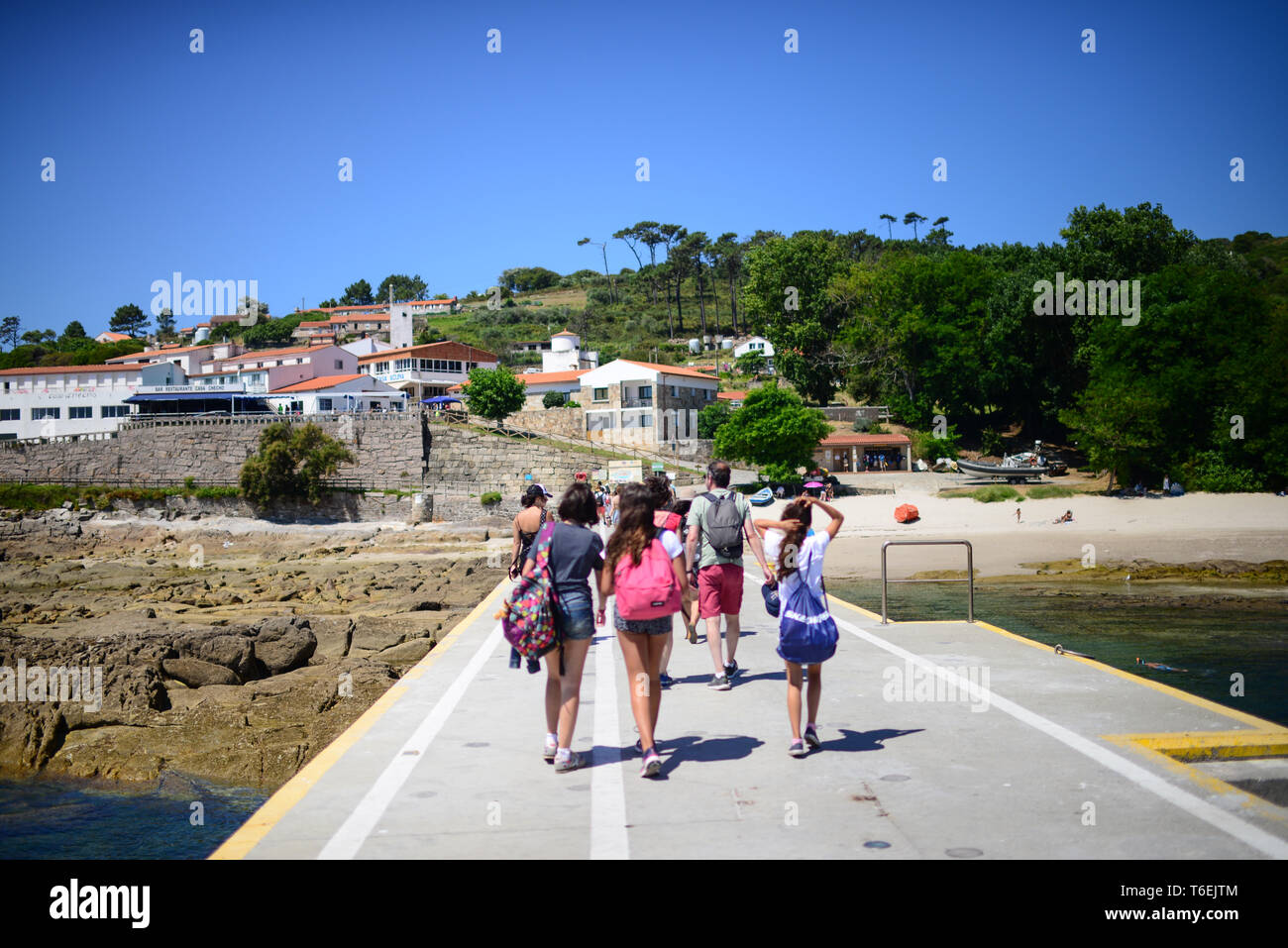 Besucher kommen an Ons Insel an der Küste von Pontevedra, Galicien, Spanien Stockfoto