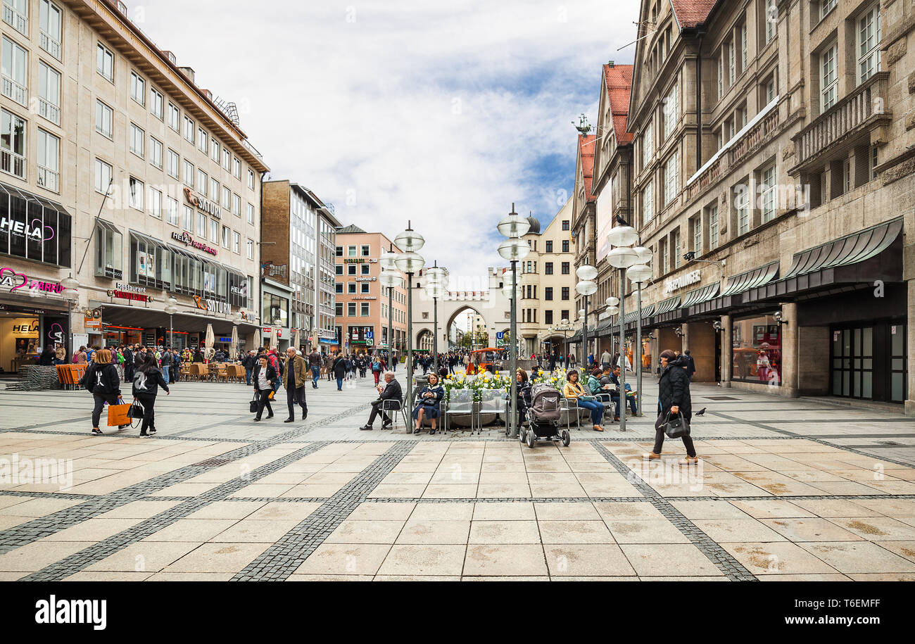Hauptstraße von München mit seinen Geschäften und Restaurants Stockfoto
