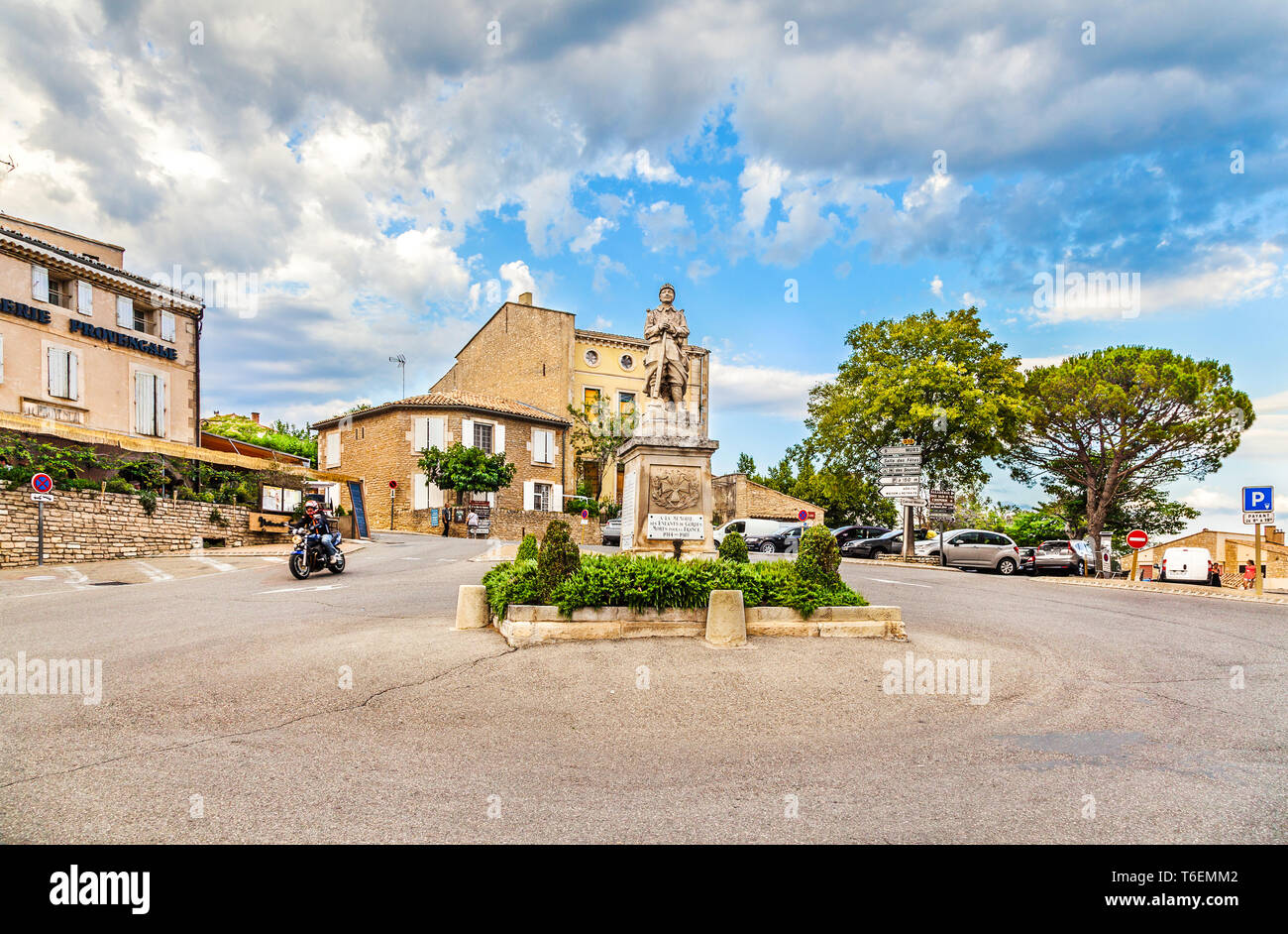 Platz im Zentrum von Gordes in Südfrankreich. Stockfoto