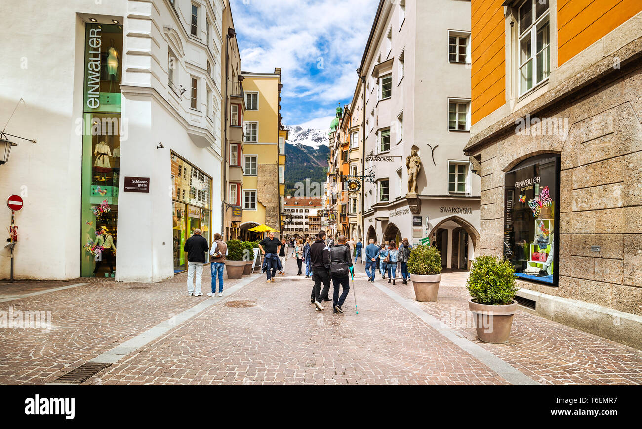 Hauptstraße von Innsbruck mit ihren Geschäften und Cafés Stockfoto