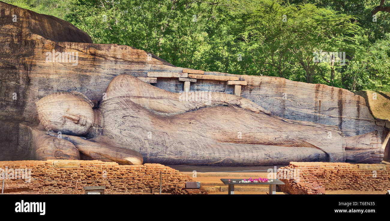 Liegende Buddha Statue Am Gal Vihara. Panorama Stockfoto
