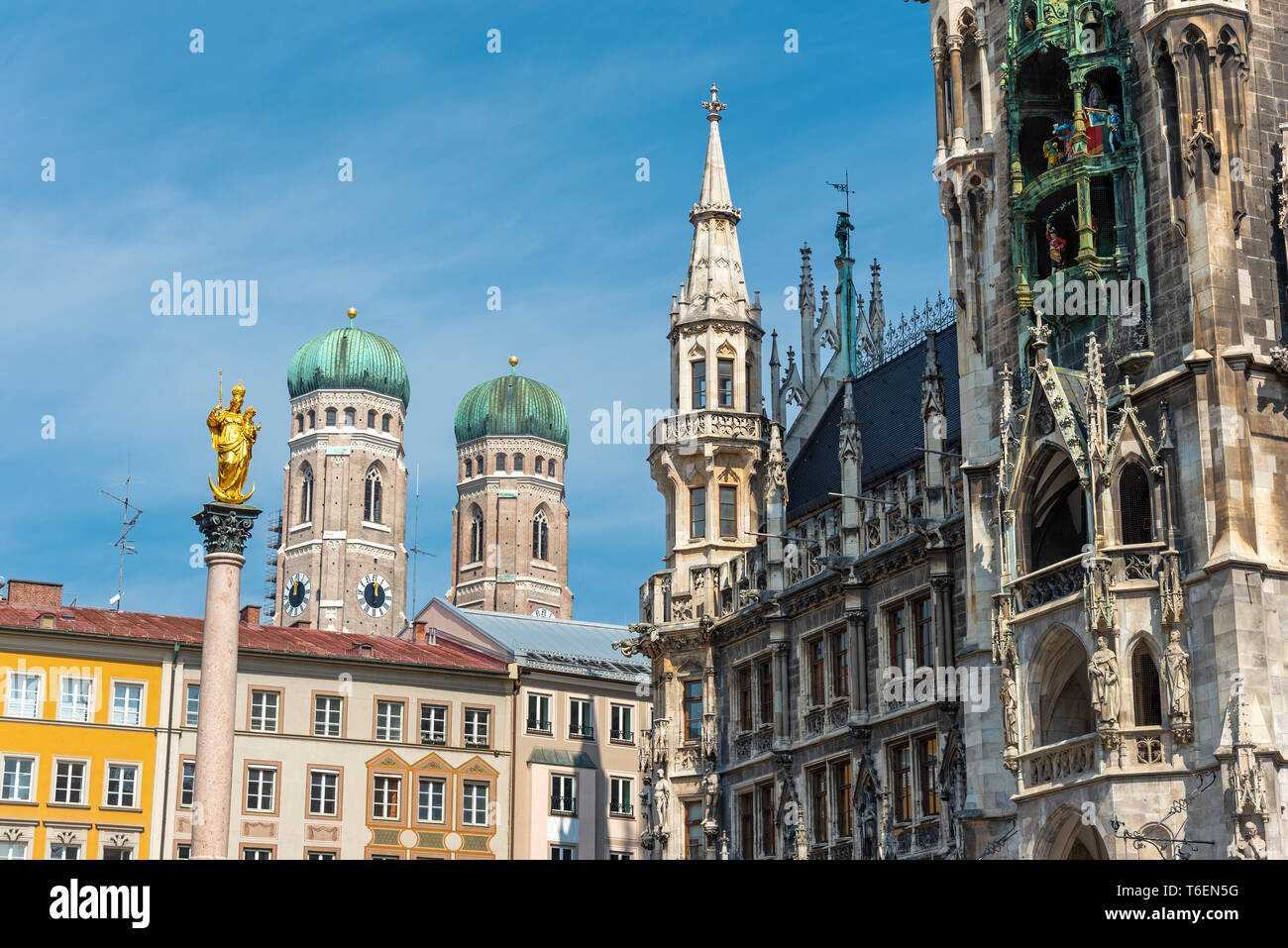 Die goldene Maria Spalte gegenüber den Türmen der Kathedrale unserer lieben Frau in München, Deutschland Stockfoto