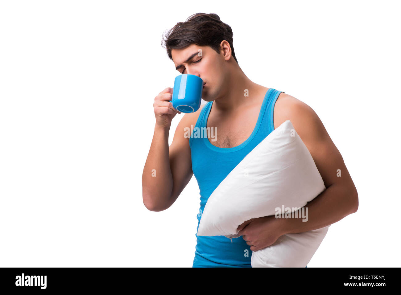 Junger Mann mit Kaffeetasse isoliert auf weißem Stockfoto