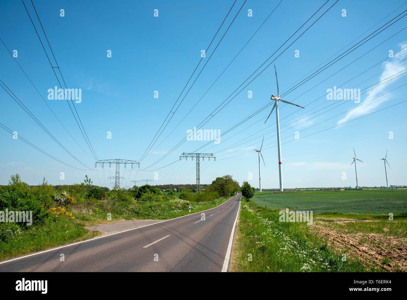 Autobahn, Stromleitungen und Windenergieanlagen in Deutschland gesehen Stockfoto