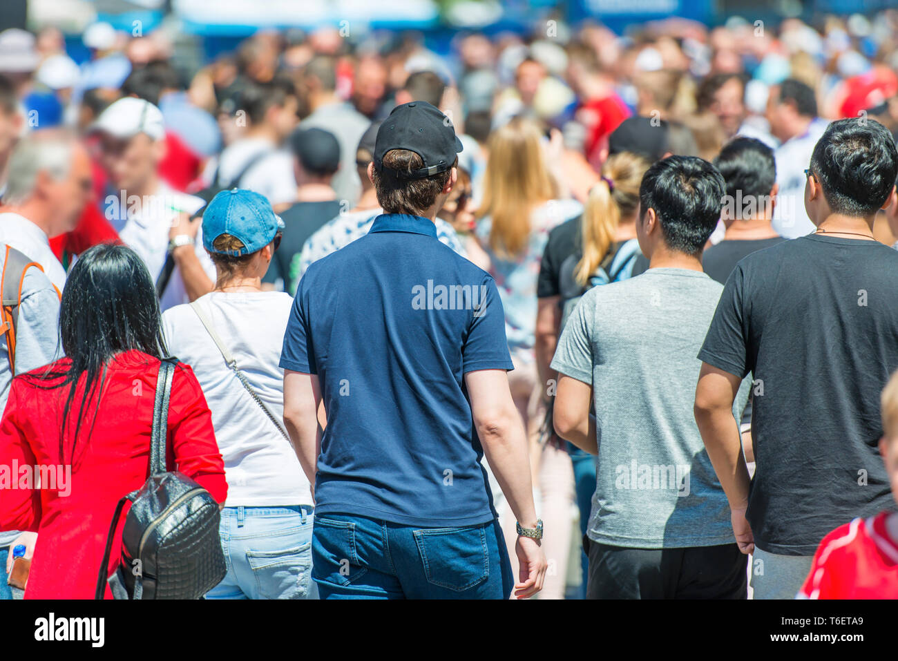 Masse der Leute auf der Straße Stockfoto