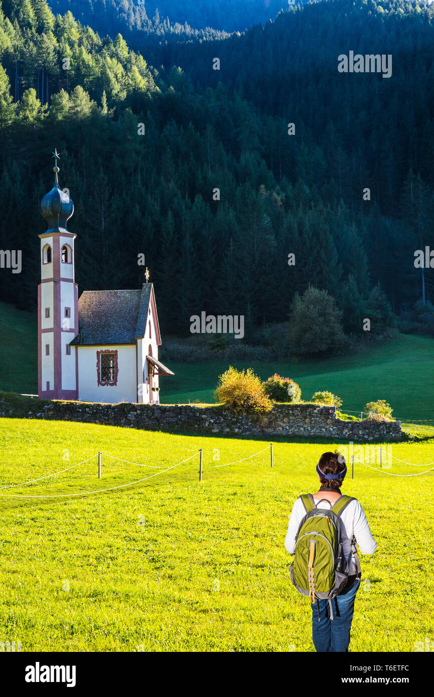 Frau - Tourist mit Rucksack in der Dolomiten Stockfoto