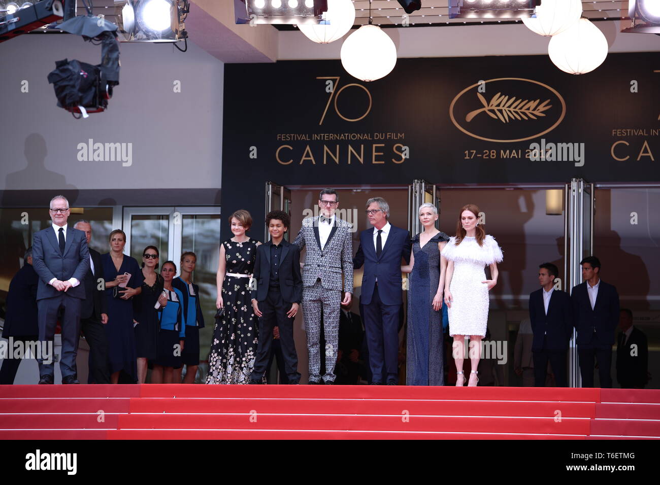 CANNES, Frankreich - 18. MAI 2017: cast Mitglieder besuchen das Screening von "überrascht" Auf den 70. Filmfestspielen von Cannes (Foto: Mickael Chavet) Stockfoto