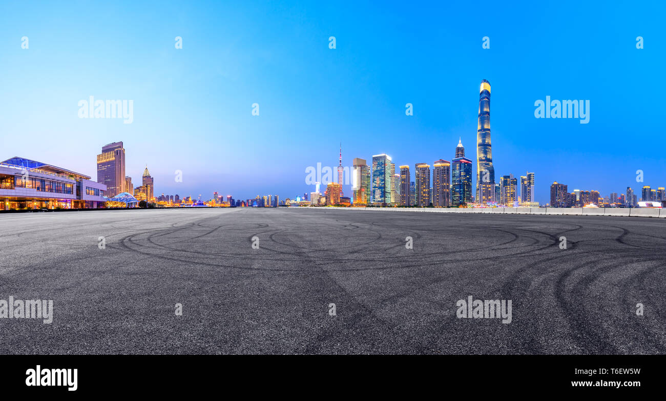 Asphalt Rennstrecke Boden und moderne Skyline und Gebäude in Shanghai bei Nacht, Panoramaaussicht Stockfoto