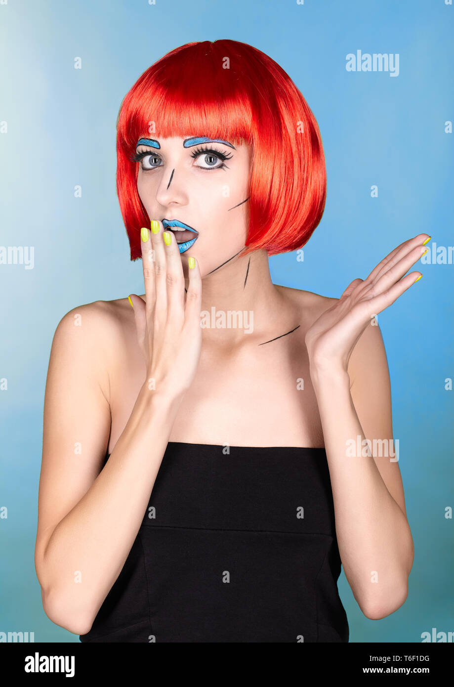 Frau in Rot Perücke und in den komischen Pop art Make-up Stil auf blauem Hintergrund Stockfoto
