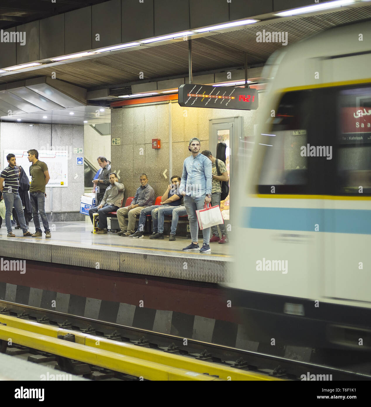 Personen Teheraner U-Bahn Staion, Iran Stockfotografie - Alamy