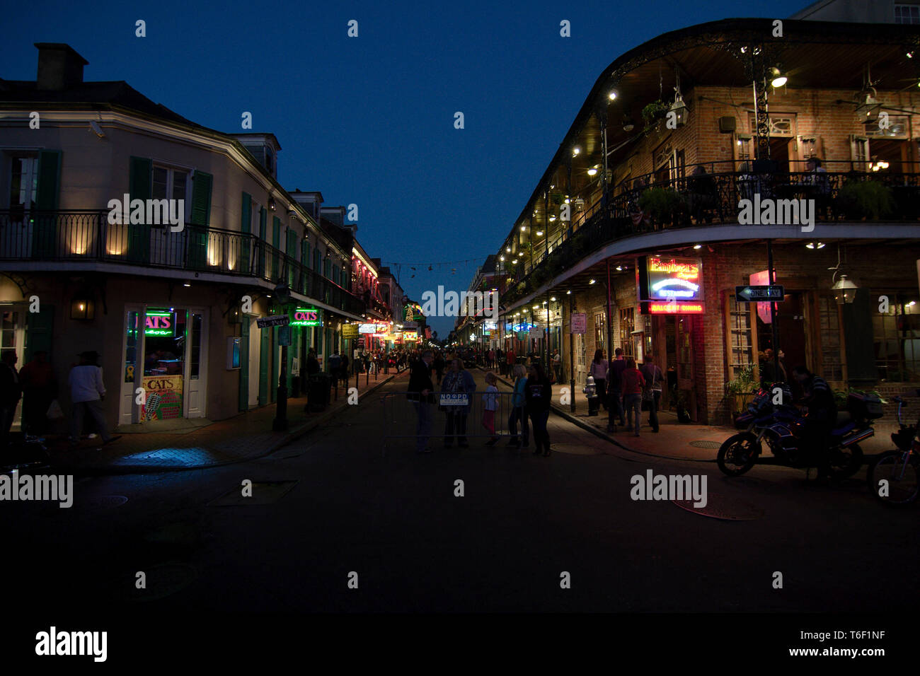 New Orleans, Louisiana, USA - 2019: Ein Blick auf die berühmten Bourbon Street in der Nacht, im Französischen Viertel entfernt, einem traditionellen Stadtviertel. Stockfoto