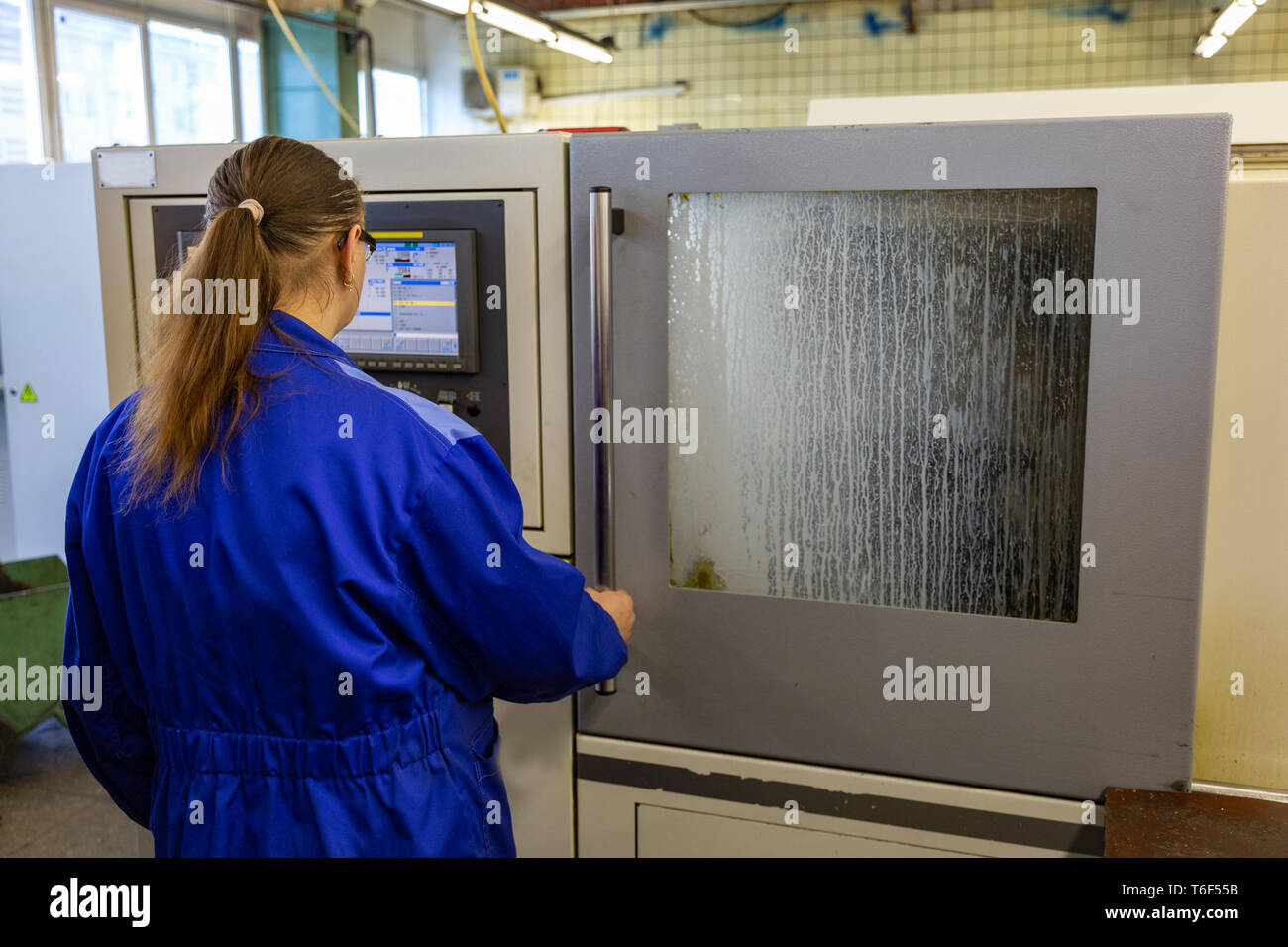 Frau in Uniform in der Produktion Stockfoto