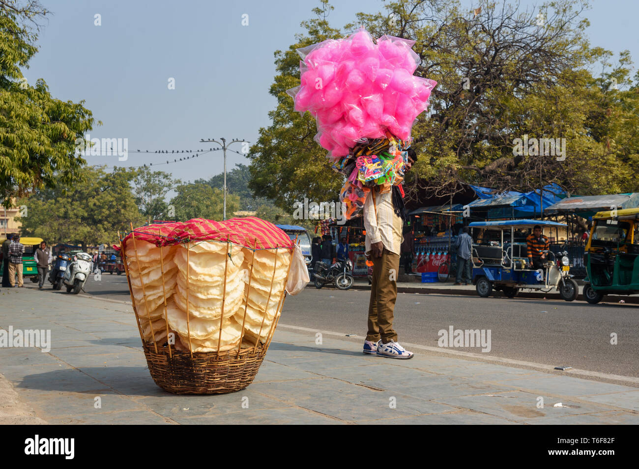 Jaipur, Indien - Februar 01, 2019: Verkäufer, die Süßigkeiten Zuckerwatte taffy und Spielzeug auf der Straße in Jaipur. Rajasthan Stockfoto
