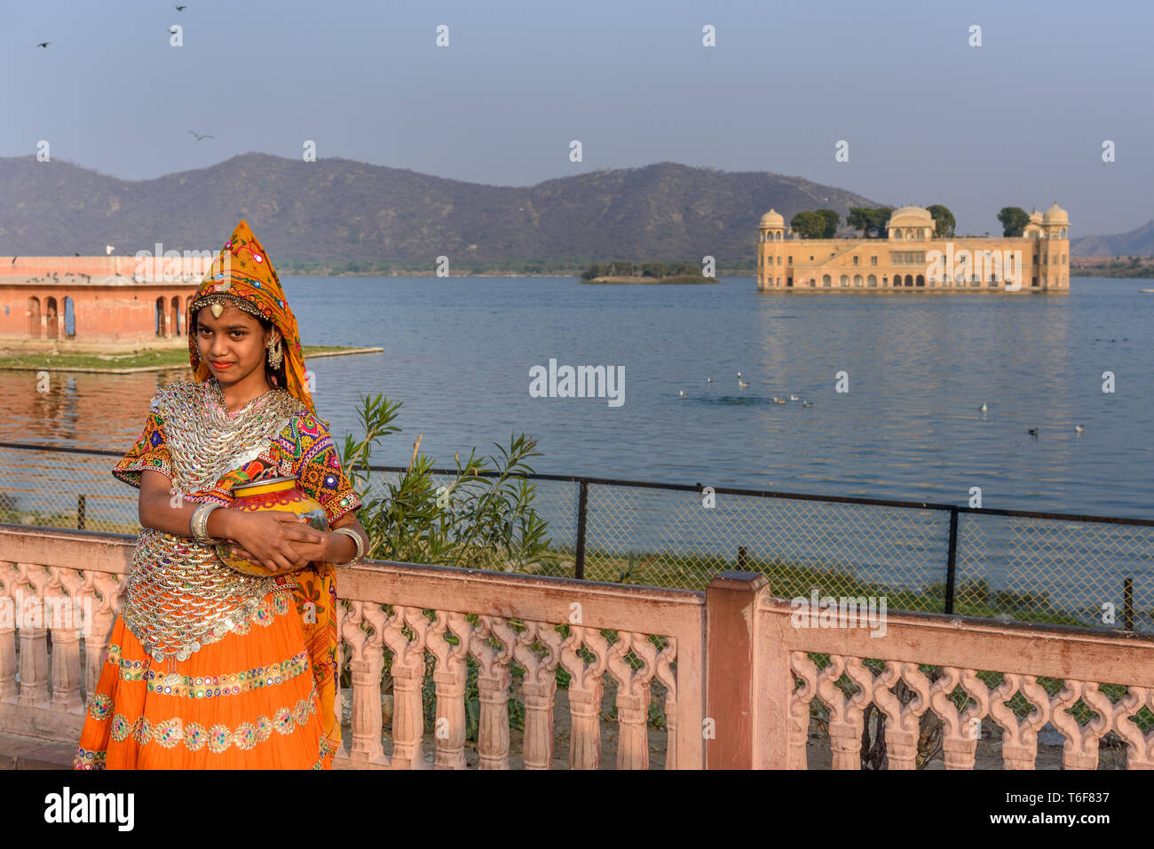 Jaipur, Indien - Februar 01, 2019: Mädchen in traditioneller Kleidung für Aufnahmen vor Jal Mahal, Wasser Palast in Jaipur. Rajasthan Stockfoto