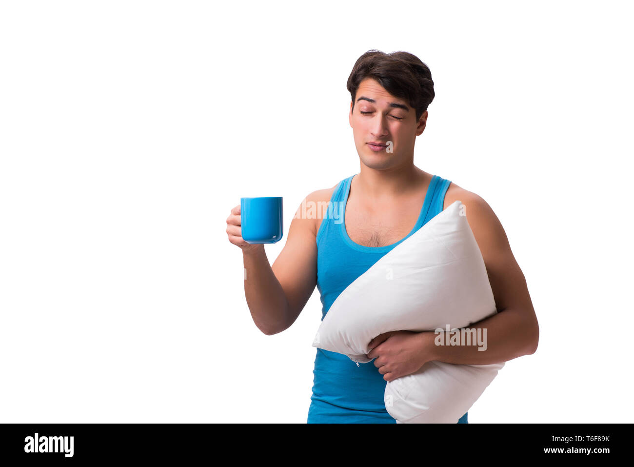 Junger Mann mit Kaffeetasse isoliert auf weißem Stockfoto