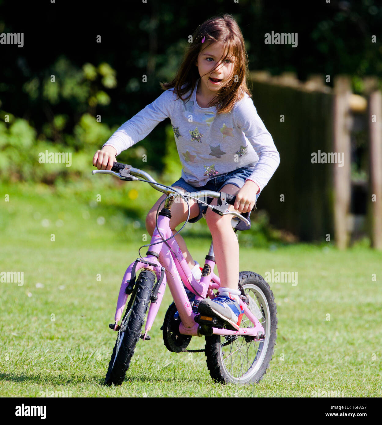 Mädchen mit Spaß Reiten ein Fahrrad Stockfoto