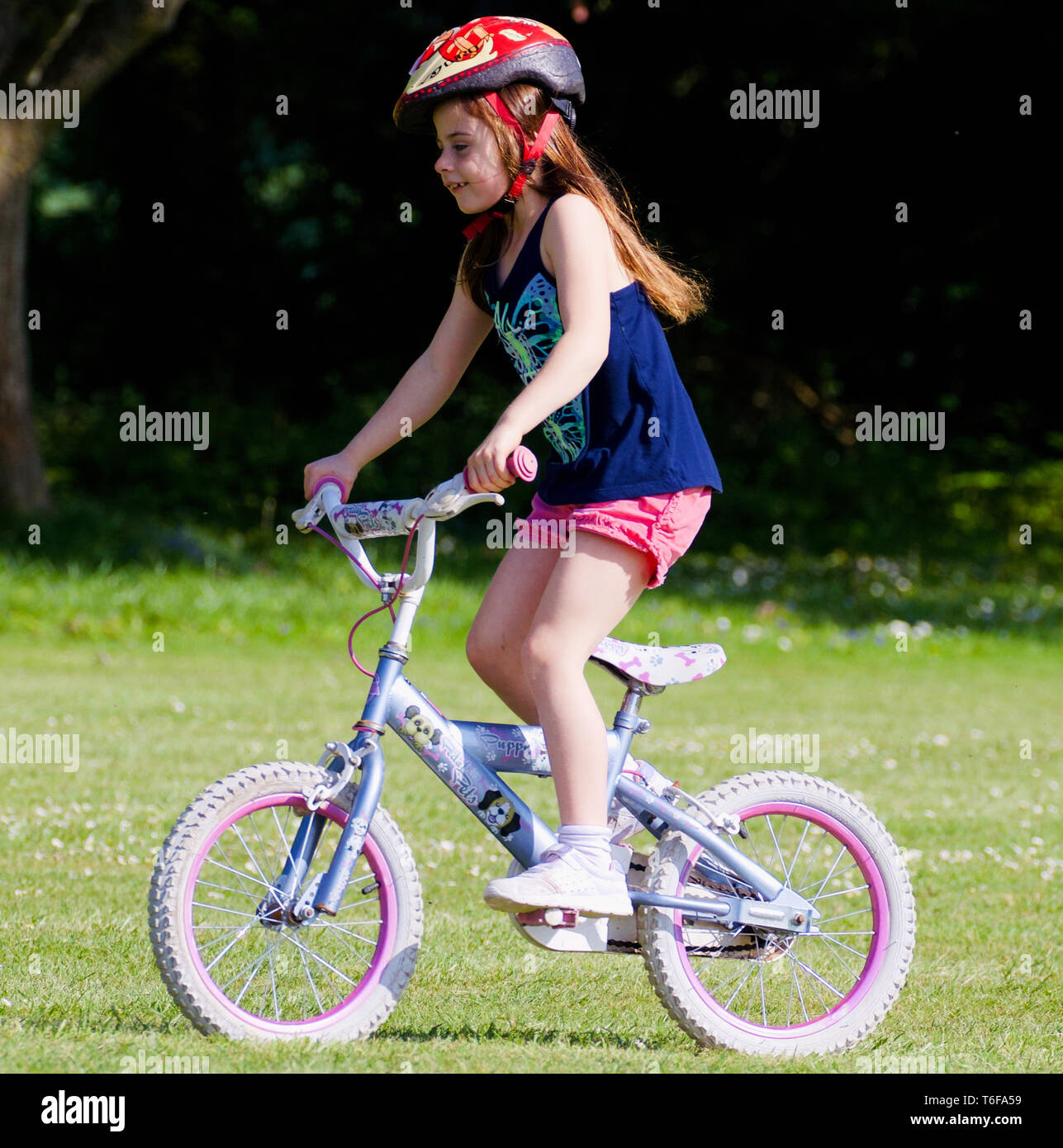 Mädchen mit Spaß Reiten ein Fahrrad Stockfoto