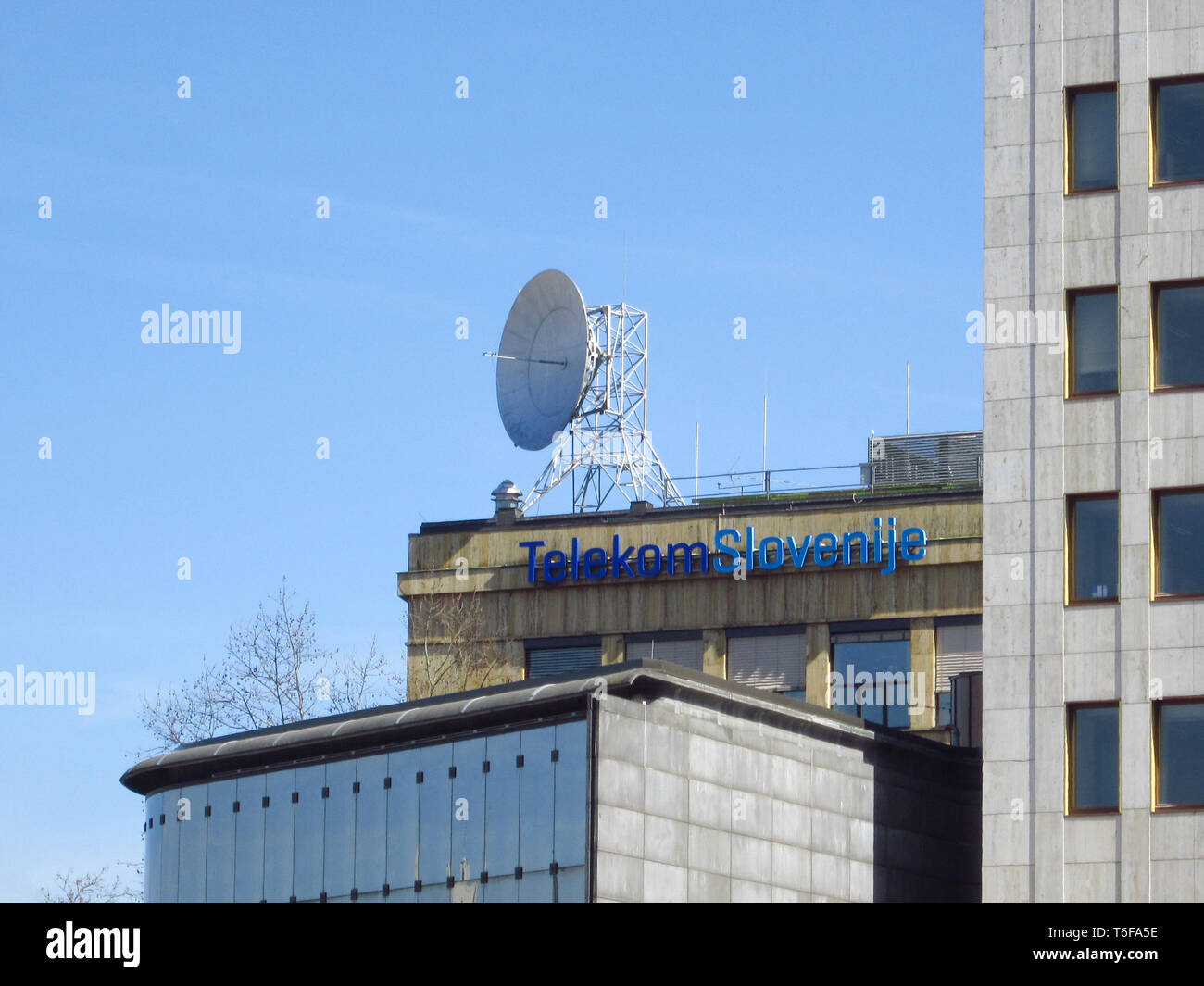 LJUBLJANA, Slowenien - 22. MÄRZ 2019: Telekom Slovenije Zeichen auf ein Hauptgebäude in Ljubljana Stockfoto