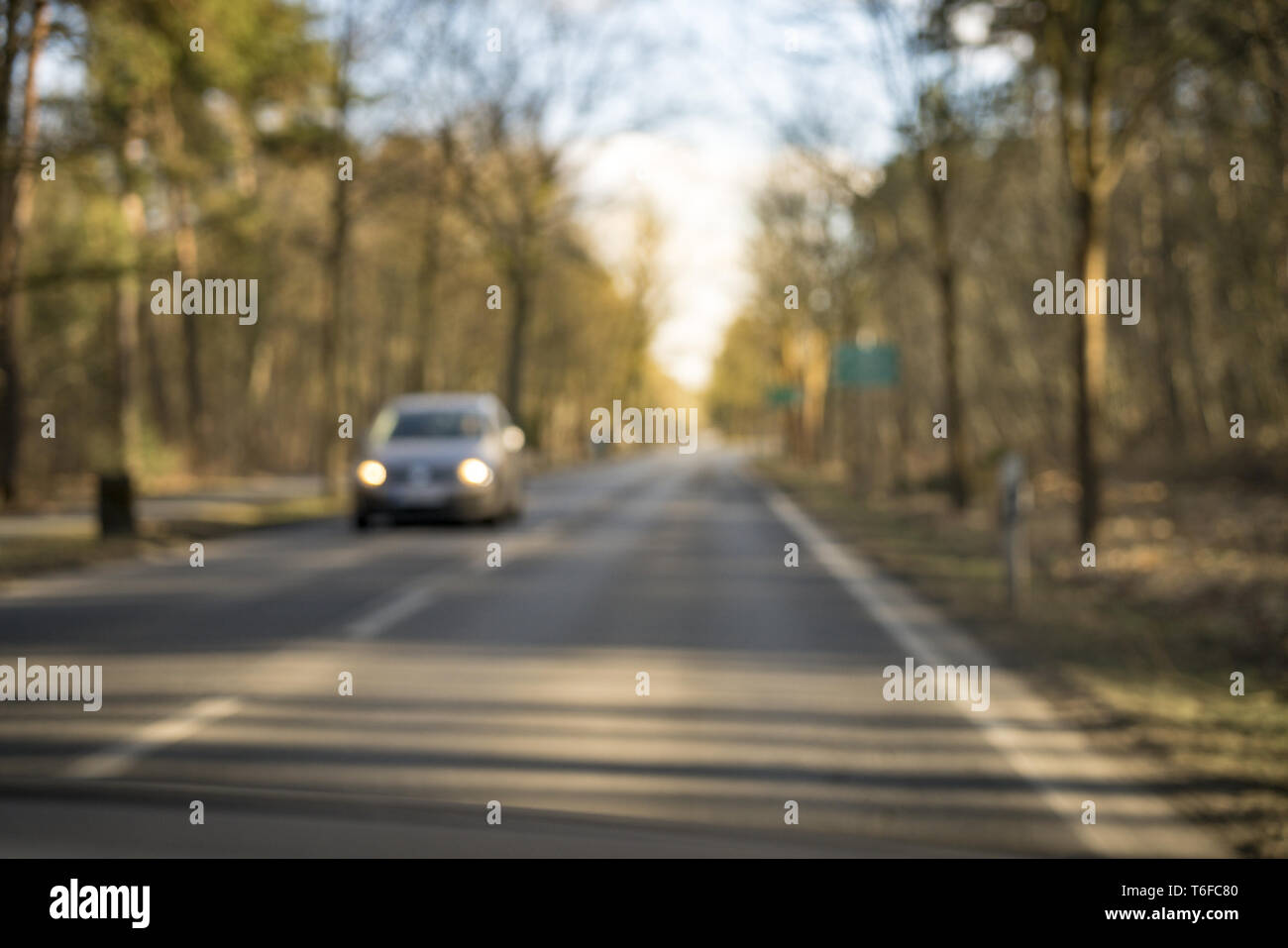 Blurry Straße mit dem Auto und Forrest für Hintergründe Stockfoto