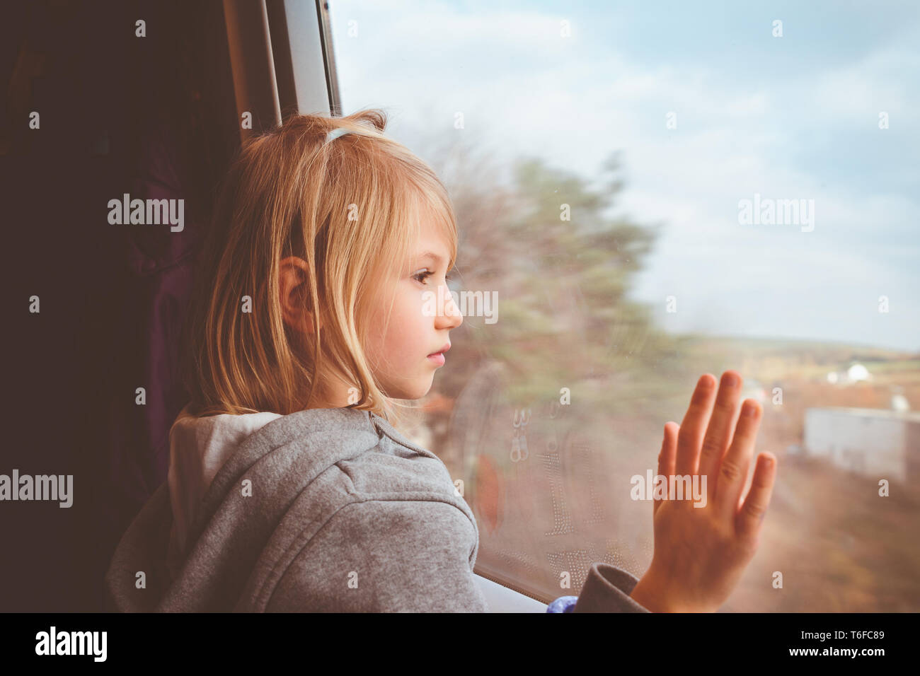 Junge Mädchen Hand winken, sagt 'Good Bye Stockfoto