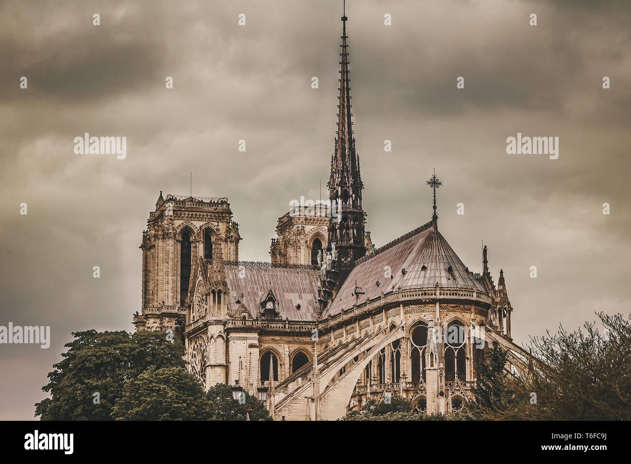 Notre Dame de Paris an einem regnerischen und bewölkten Tag Stockfoto