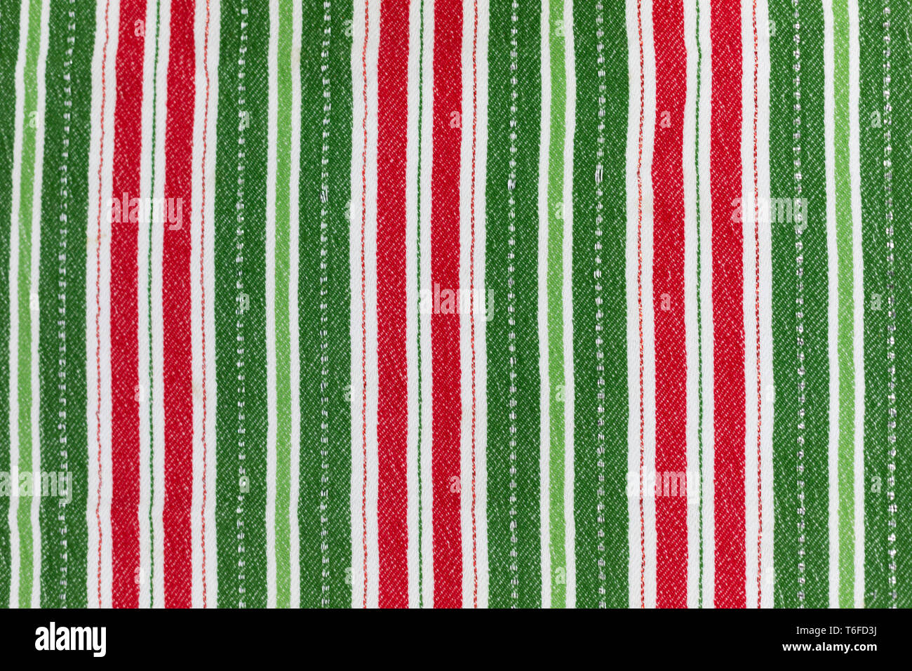 Rot, weiß und grün gestreifte Weihnachten Tuch flach für Hintergrund und Textur mit den Streifen in vertikaler Richtung Stockfoto