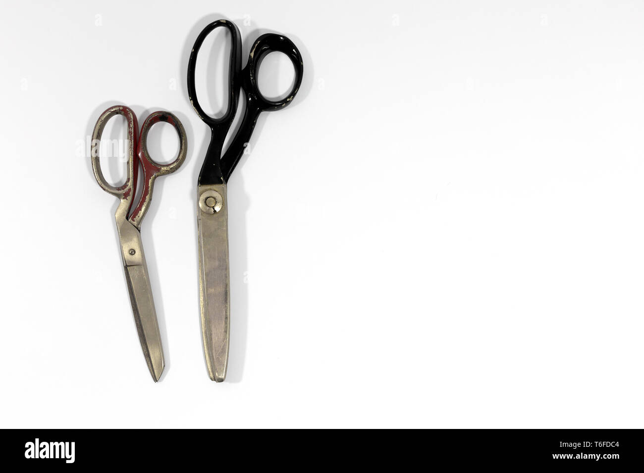 Schneidern Schere und klopfen Schere mit gut getragen in Griffe aus dem Jahre verwenden, auf einem hellen weißen Hintergrund Stockfoto