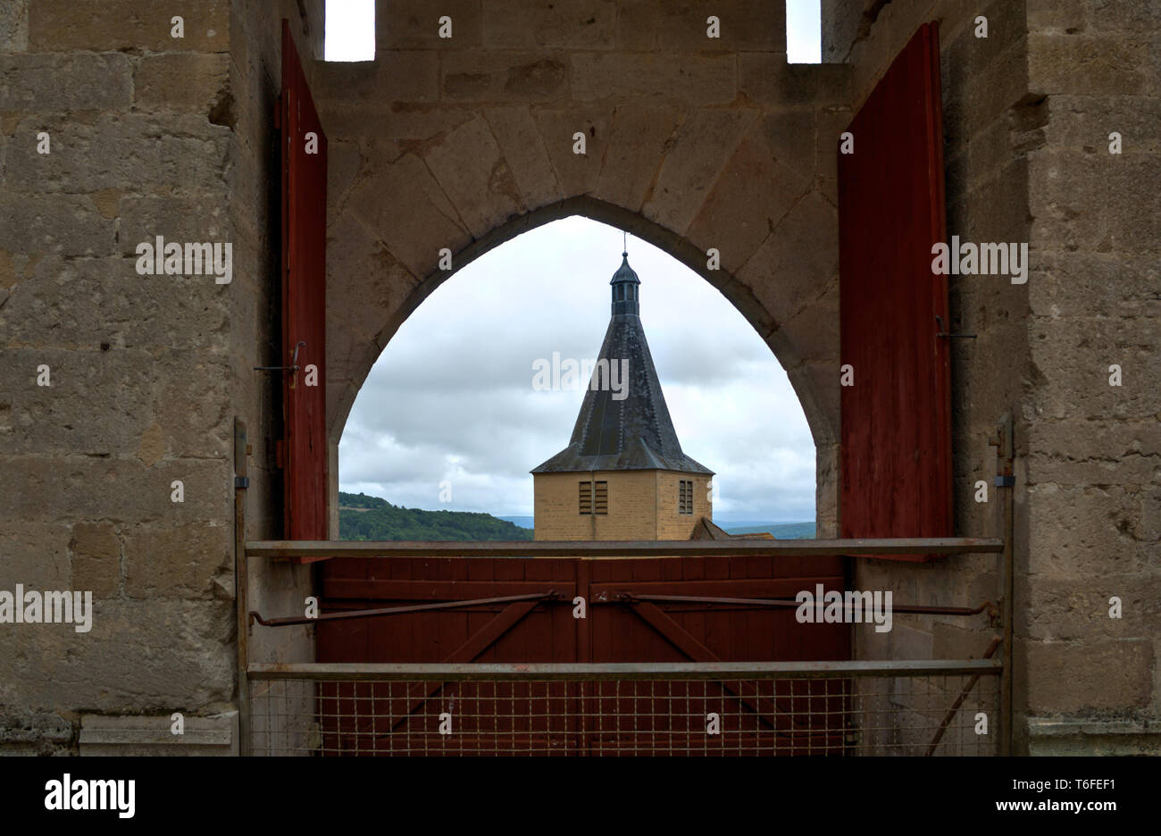 Kirche hinter französischen Schloss Stockfoto