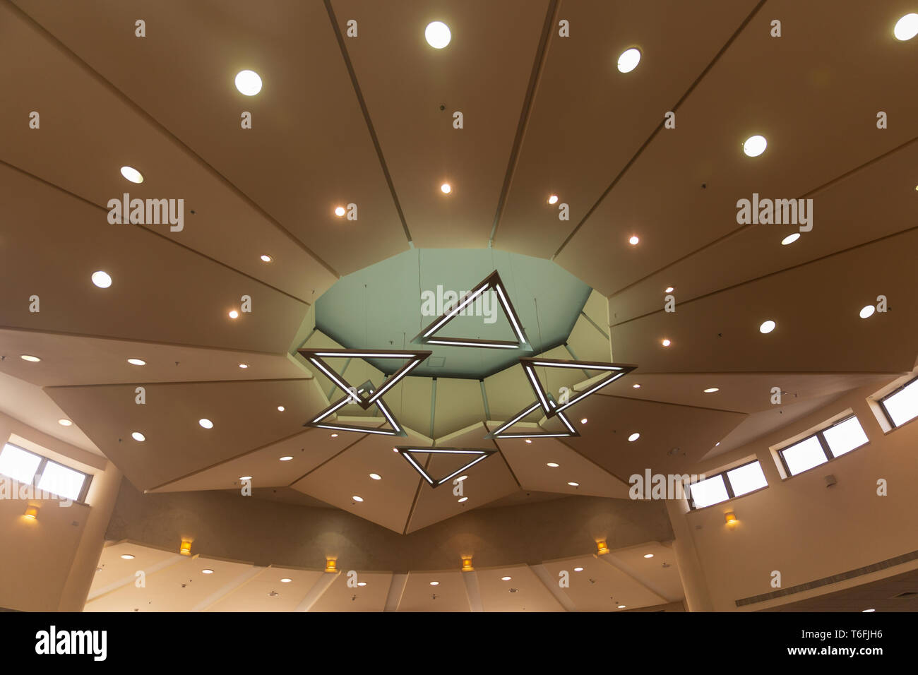 Stern der stilisierten Davids Kronleuchter ist von sechs Dreiecke: Magen David Lampe Stockfoto