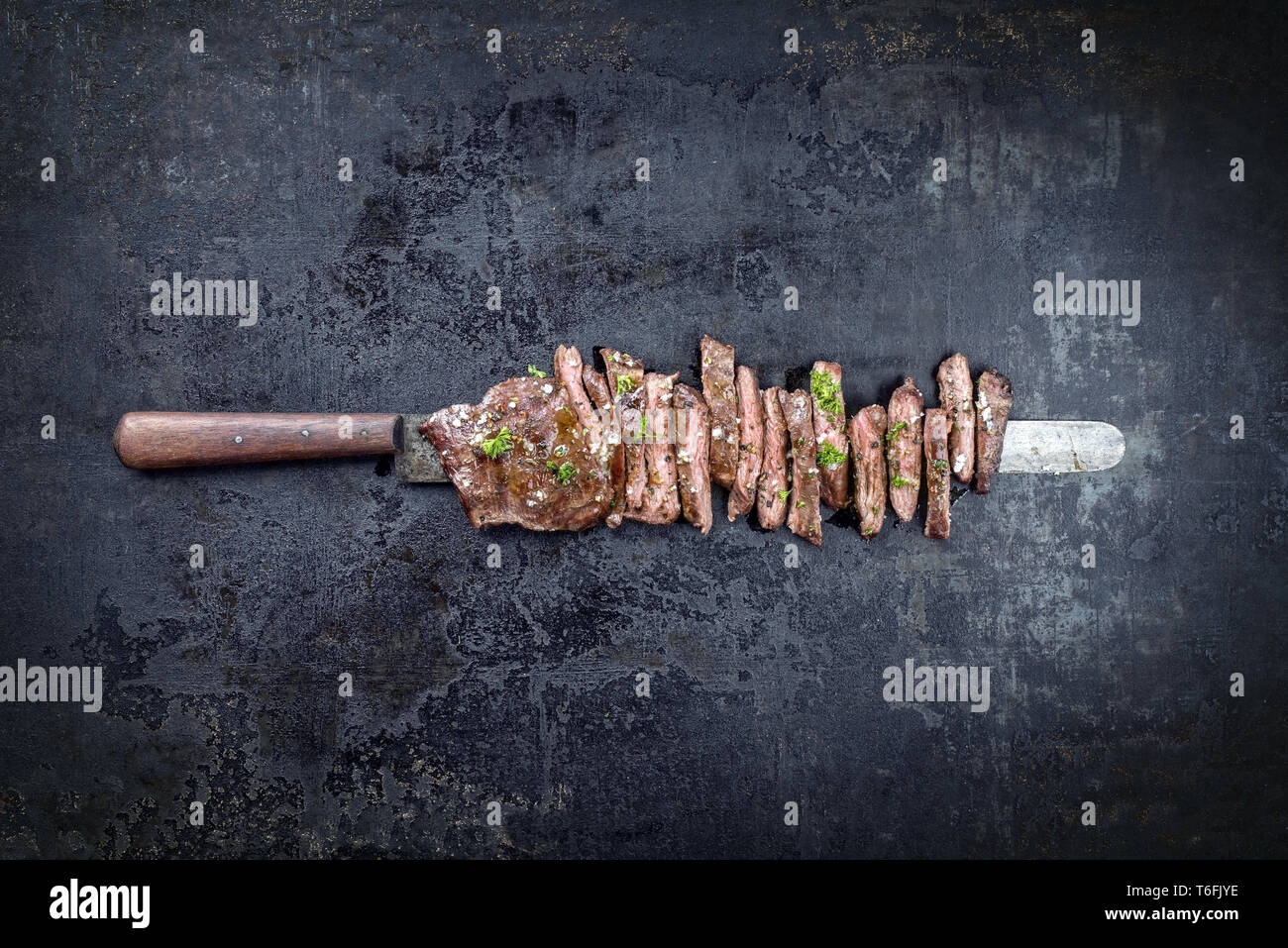 Traditionelle Grill skirt Steak in Scheiben geschnitten als Close-up auf ein Messer mit Platz kopieren Stockfoto