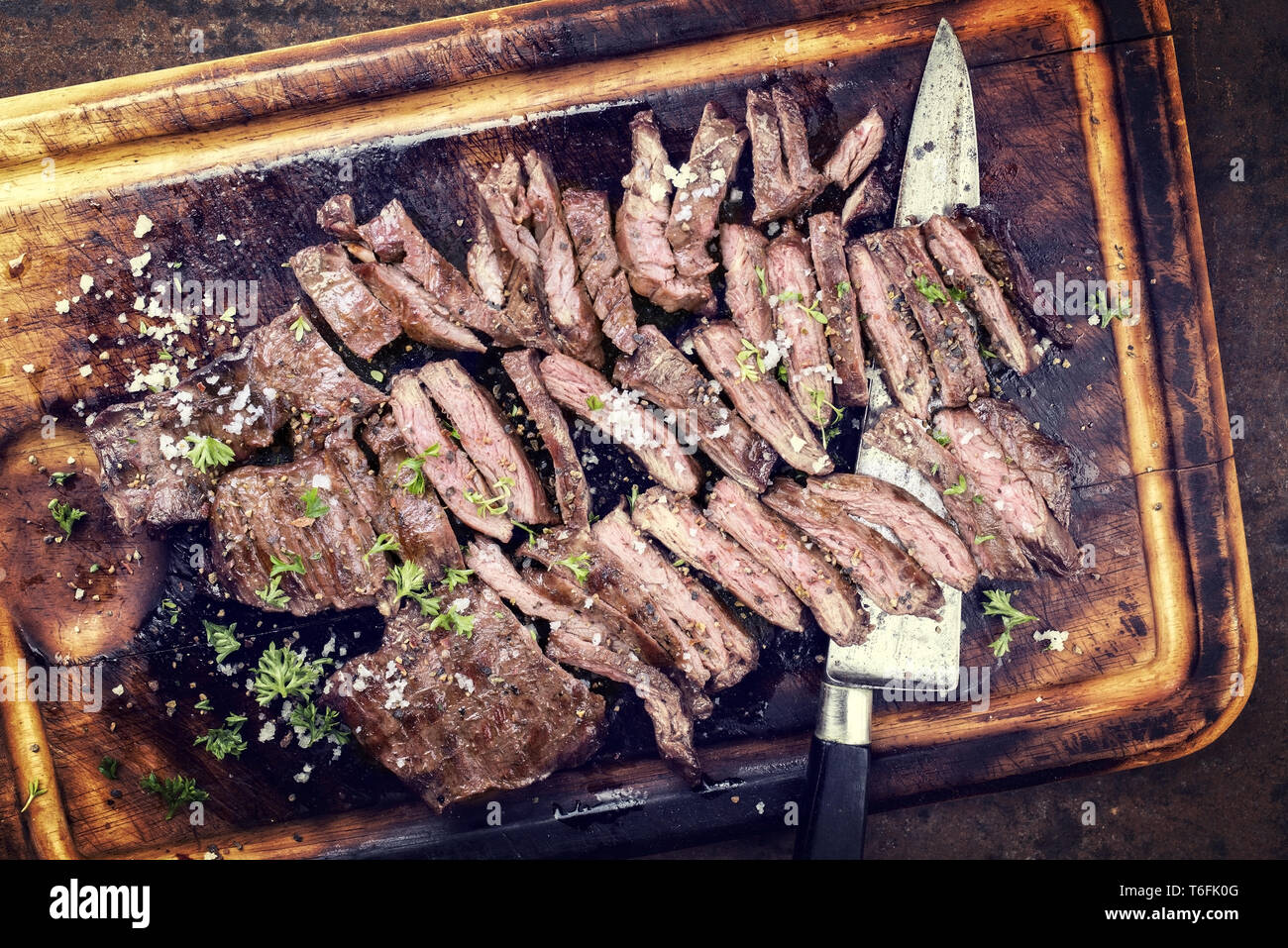 Traditionelle Grill skirt Steak in Scheiben geschnitten als Close-up auf einem Holzbrett Stockfoto