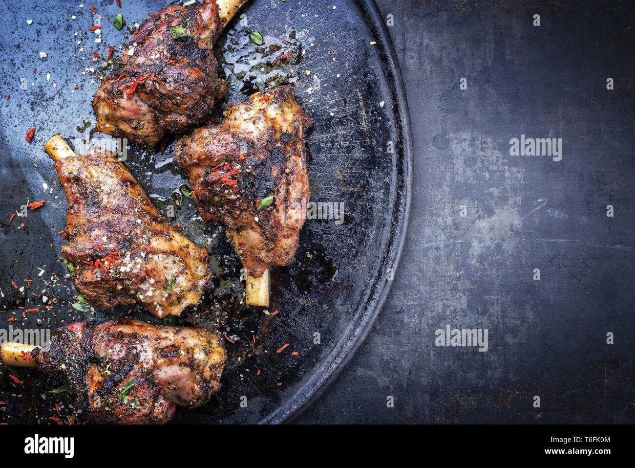 Vier Grill Lammkeule als Draufsicht auf einem Metallauflagefach Stockfoto