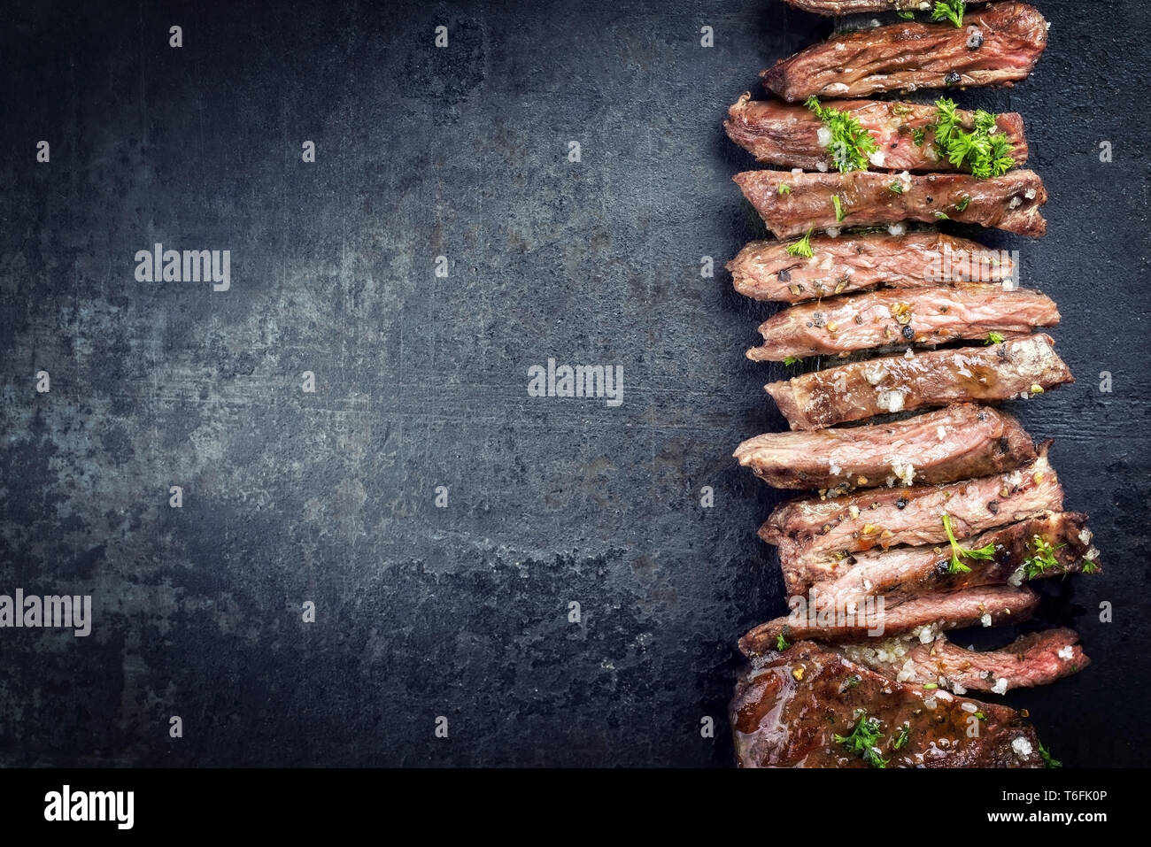 Traditionelle Grill skirt Steak in Scheiben geschnitten als Close-up auf ein Messer mit Platz kopieren Stockfoto