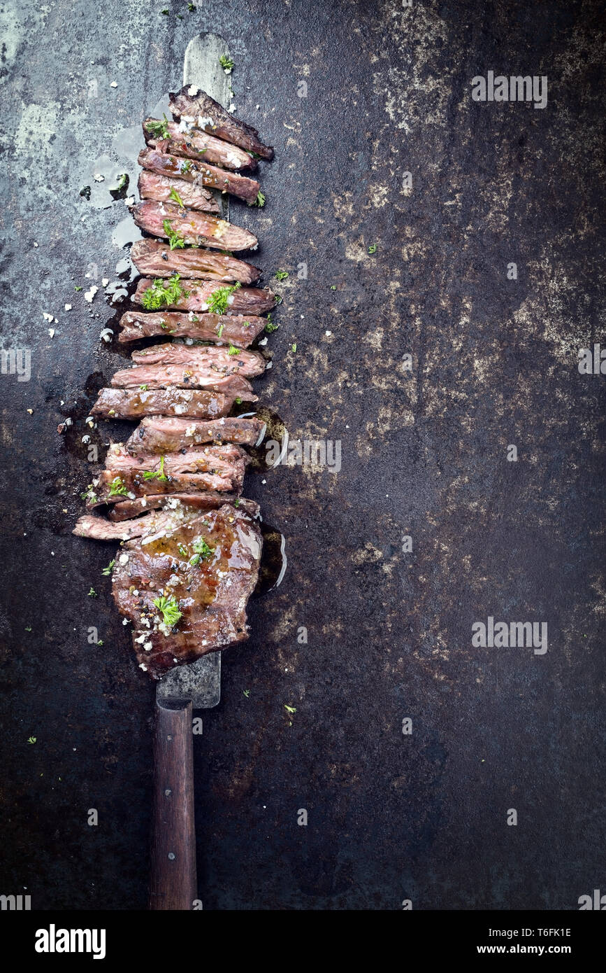 Traditionelle Grill skirt Steak in Scheiben geschnitten als Close-up auf ein Messer mit Kopieren nach rechts Stockfoto