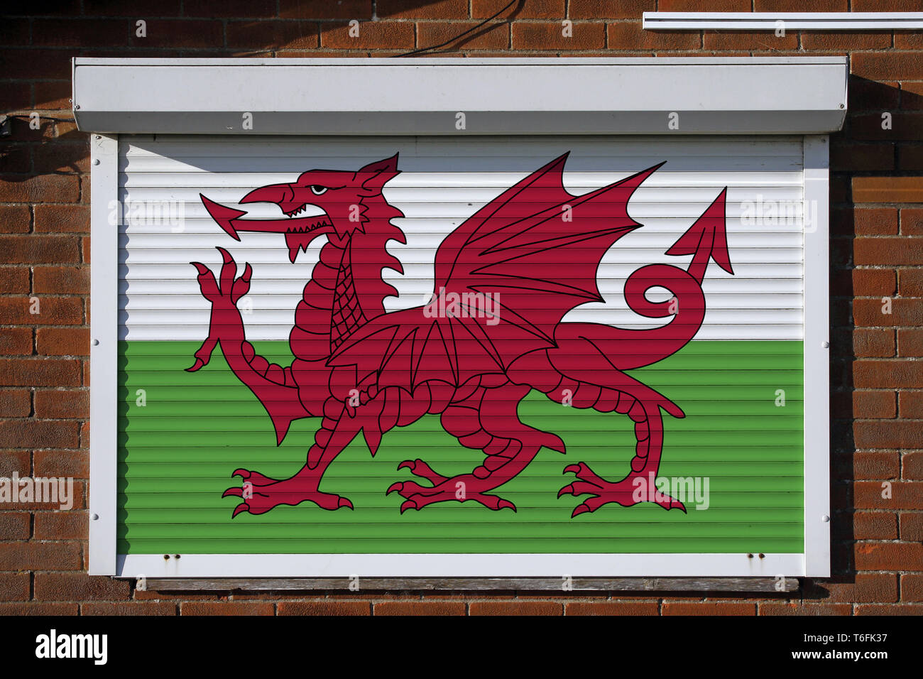 Wales Flagge auf geschlossenen Sicherheit Rollläden Stockfoto