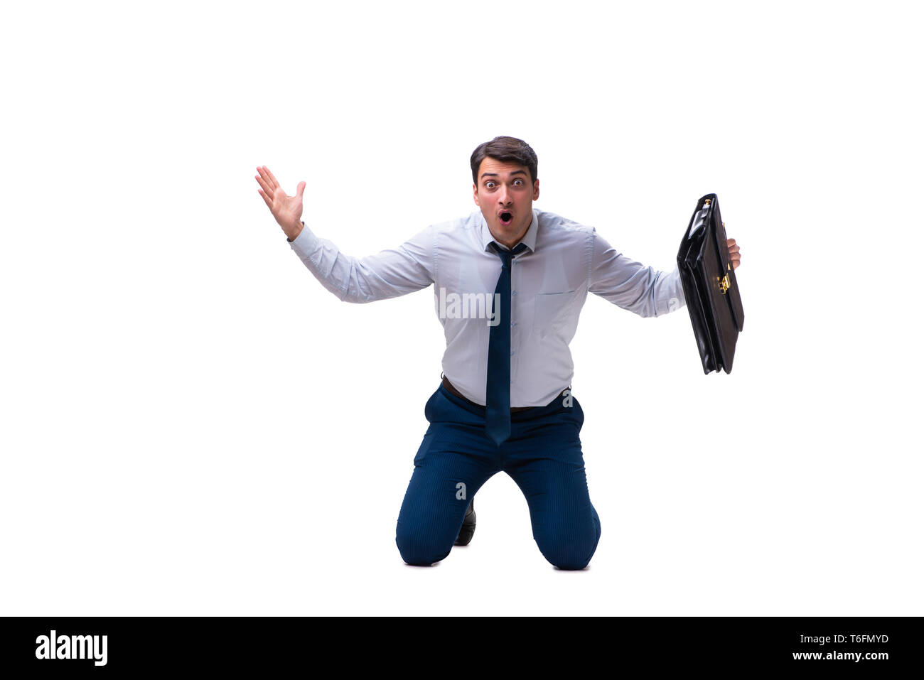 Aufgeregt Geschäftsmann siiting auf den Knien isoliert auf weißem Hinterg Stockfoto