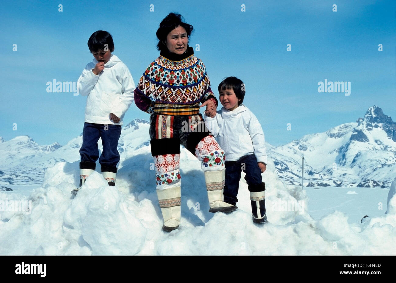 Inuit Familie, Mutter und Söhne das Tragen von Trachten, tragen alle dachsfellen Stiefel, Quernalursavik, Ostgrönland, Grönland Stockfoto