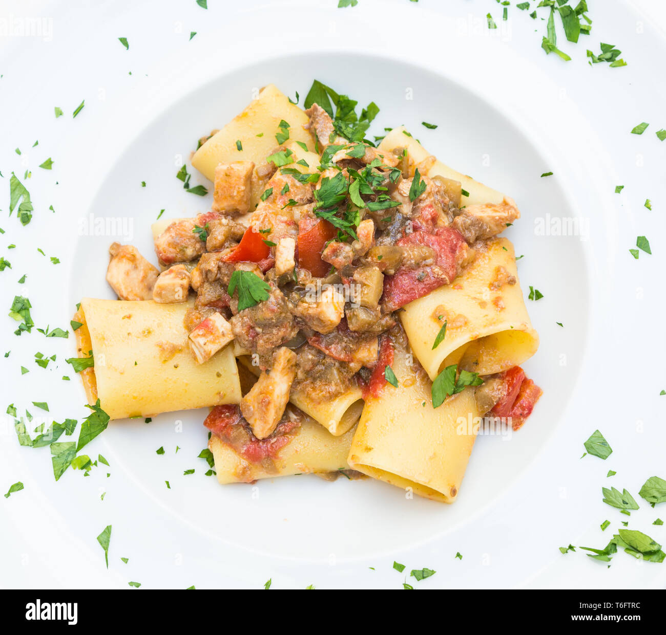 Italienische Paccheri Pasta mit Schwertfisch Stockfoto
