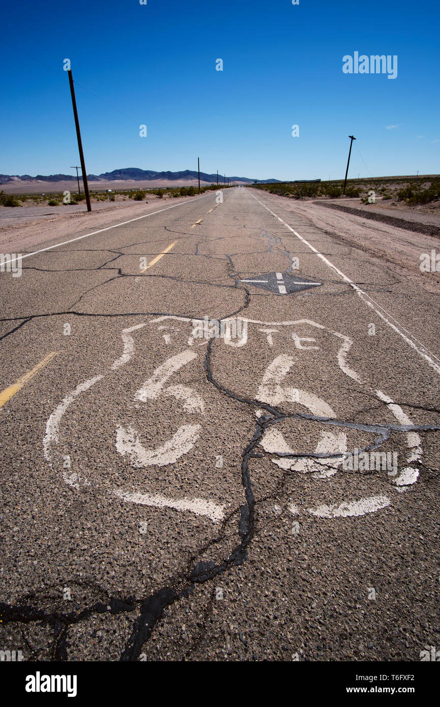 Bürgersteig auf der Risse und gebrochene Straße der historischen Route 66 in der Mojave Wüste in der Nähe von Ludlow, Kalifornien. Stockfoto
